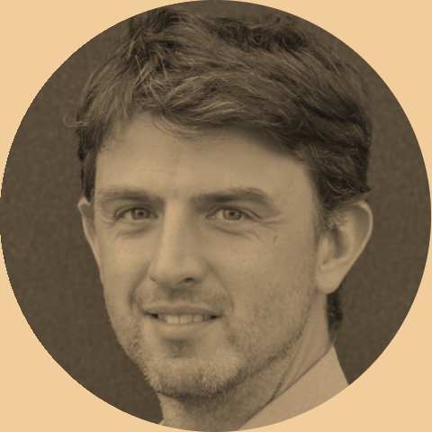 Portrait-Foto von Patrick Bröker